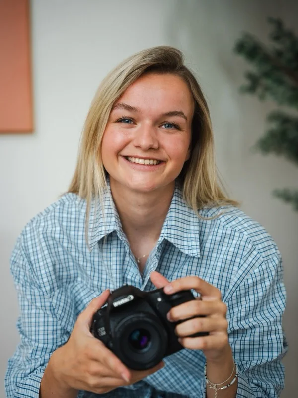 Tes Diender met haar camera in de hand